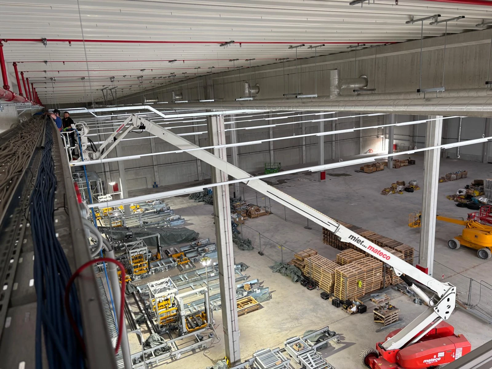 Industrie Netzwerkinstallation mit Kabeltrassen und Hebebühne