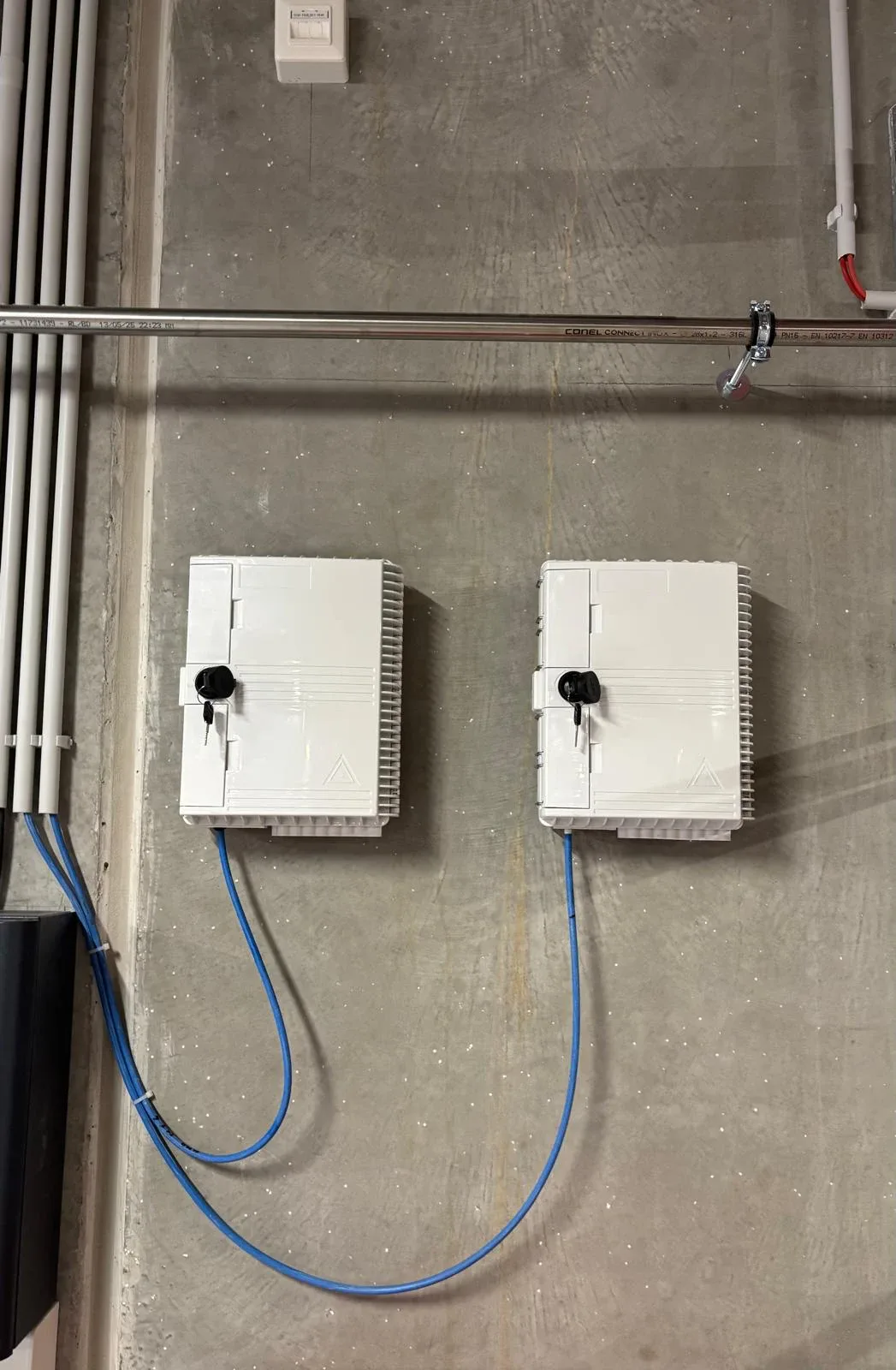 Closed fiber distributors after completed installation