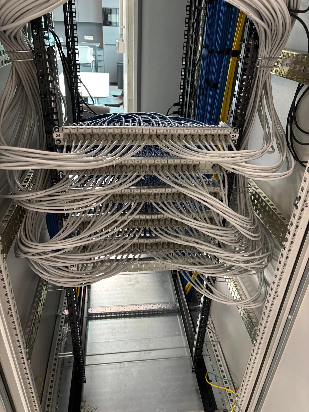 Cleanly structured patch panel and network cabling inside a rack